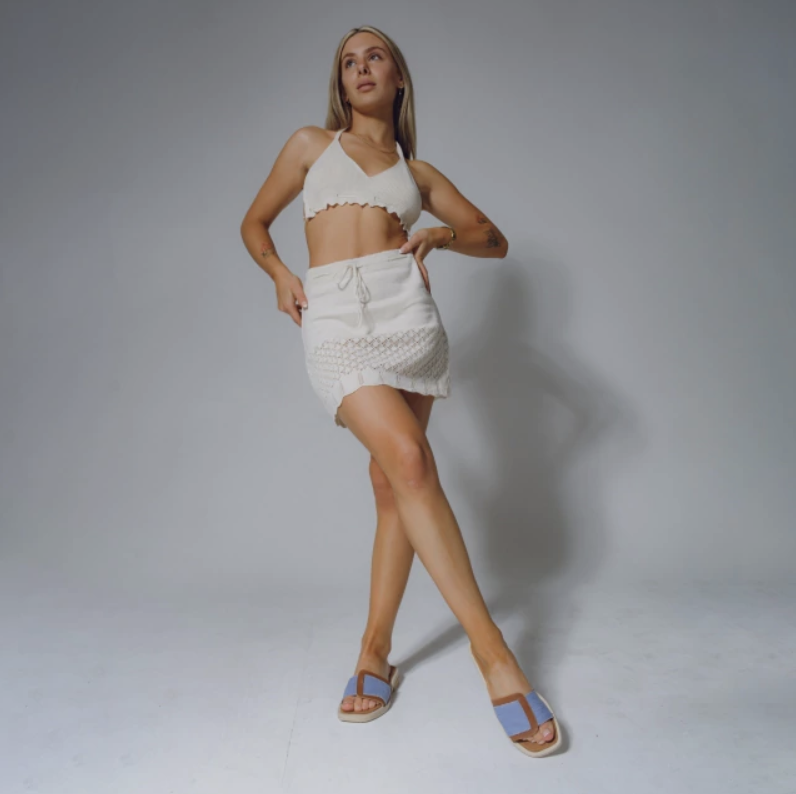 Sandalias Fiama usadas por modelo cuerpo completo